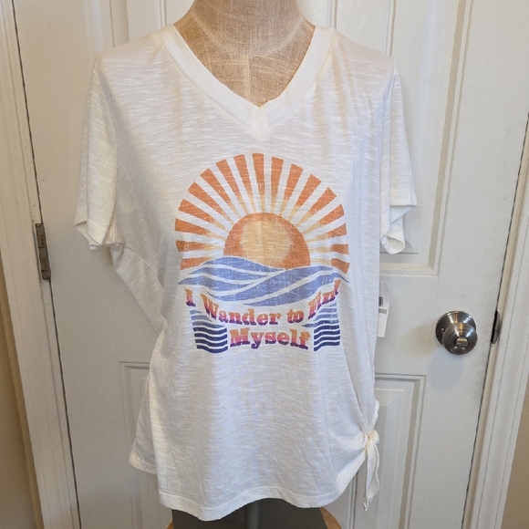 Jessica Simpson Tops - NWT Jessica Simpson "I Wander To Find Myself" Tee With Sun And Waves